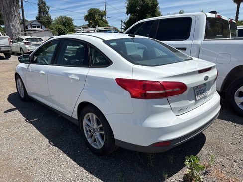 Used 2018 Ford Focus SE FWD image 3