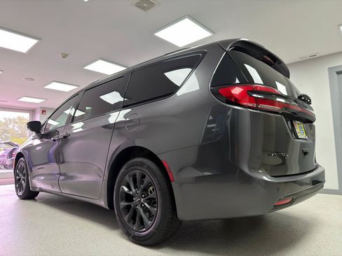 Used 2021 Chrysler Pacifica Touring-L w/ S Appearance Package FWD image 5