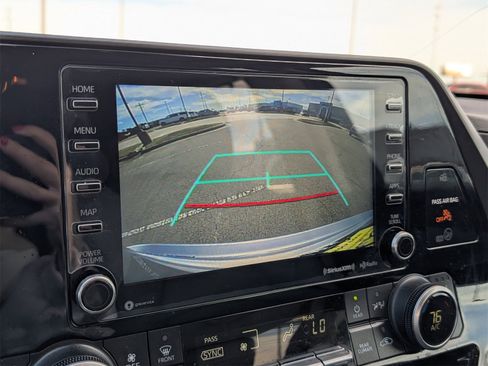 Used 2021 Toyota Highlander XLE image 14