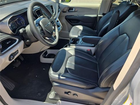 Used 2023 Chrysler Pacifica Touring-L FWD image 13