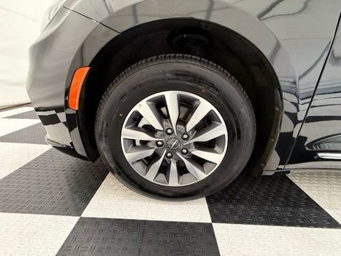 Used 2023 Chrysler Pacifica Limited FWD image 10