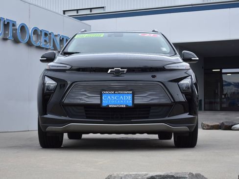 Used 2023 Chevrolet Bolt EUV LT w/ Driver Confidence Package image 3