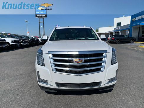 Used 2017 Cadillac Escalade Luxury AWD/4WD image 2