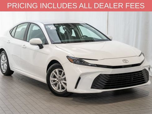 Used 2025 Toyota Camry LE w/ Convenience Package FWD image 1