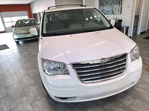 Used 2010 Chrysler Town & Country Touring FWD image 6