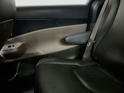 Used 2025 Kia Carnival FWD image 32
