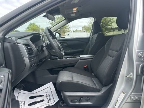 Used 2024 Nissan Rogue SV image 12