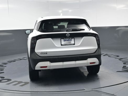Used 2025 Nissan Kicks SV w/ Charging Package image 8