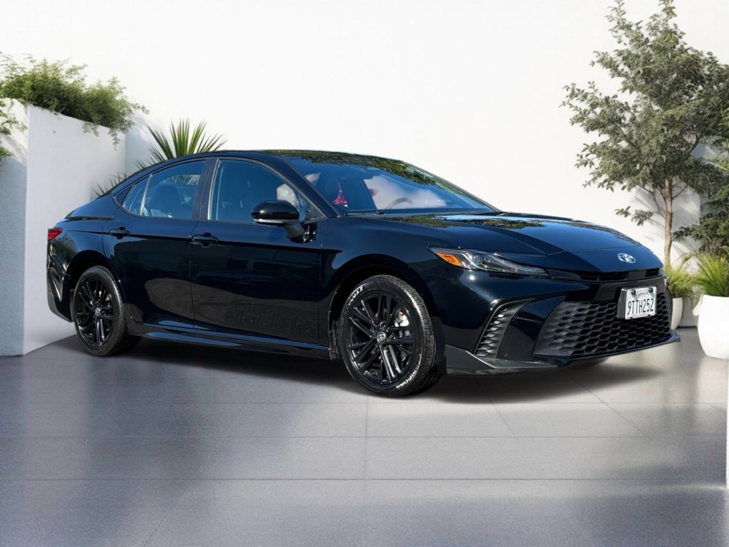 Used 2025 Toyota Camry SE FWD image 1