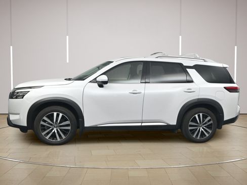 Certified 2025 Nissan Pathfinder Platinum w/ Cargo Package FWD image 4