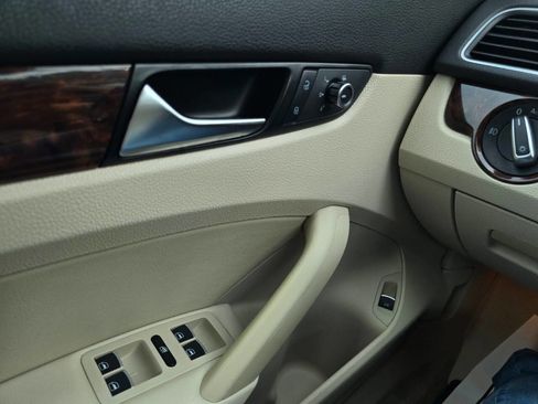 Used 2012 Volkswagen Passat 3.6 SEL Premium image 32