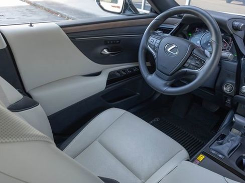 Used 2025 Lexus ES 300h w/ Premium Package image 23