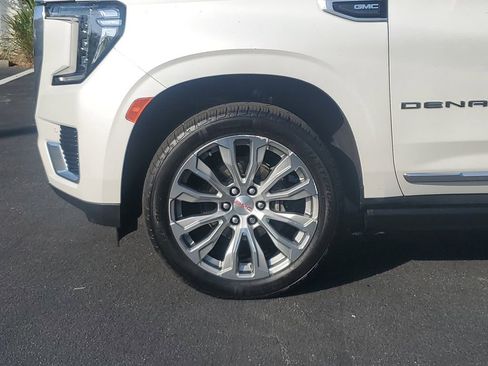 Used 2021 GMC Yukon XL Denali w/ Denali Premium Package image 11