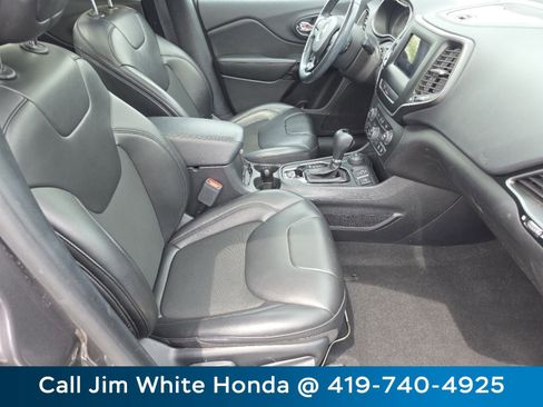 Used 2020 Jeep Cherokee Latitude Plus AWD/4WD image 23