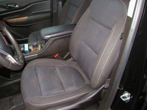 Used 2021 GMC Acadia SLE image 14