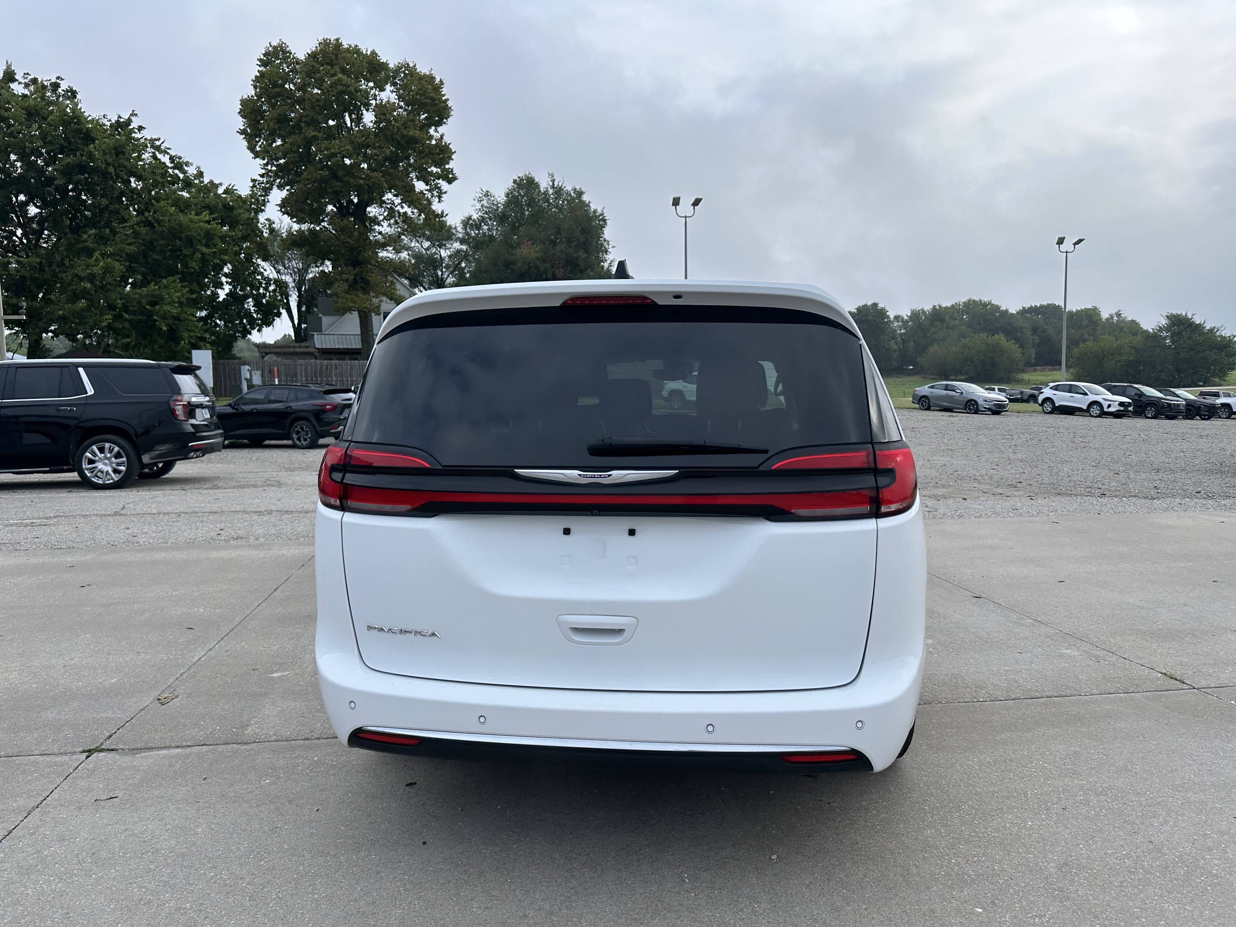 Used 2023 Chrysler Pacifica Touring-L FWD image 4