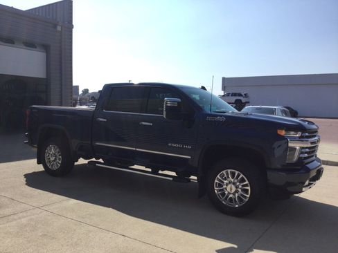 Used 2021 Chevrolet Silverado 2500 High Country w/ Z71 Off-Road Package AWD/4WD image 4
