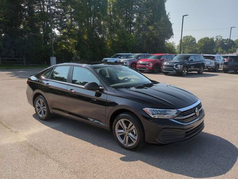 Used 2023 Volkswagen Jetta SE w/ Panoramic Sunroof Package FWD image 3