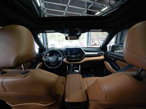 Used 2024 Toyota Highlander Platinum image 16