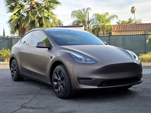 Used 2024 Tesla Model Y Long Range RWD image 2