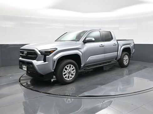 Used 2025 Toyota Tacoma SR5 w/ SR5 Upgrade Package image 34