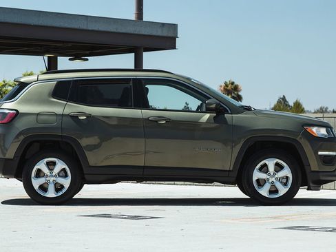 Used 2019 Jeep Compass Latitude image 10
