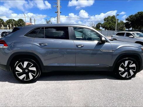 Certified 2025 Volkswagen Atlas Cross Sport SE FWD image 4