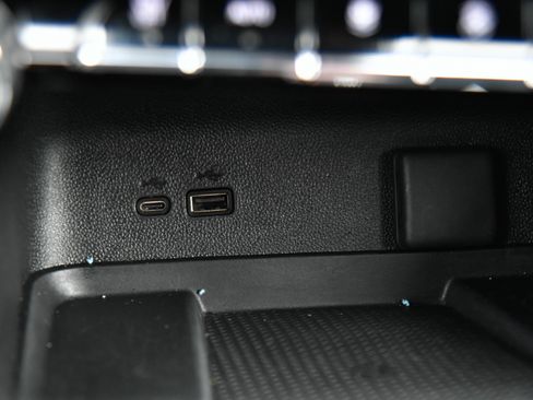 Used 2024 Chevrolet Traverse LT image 33