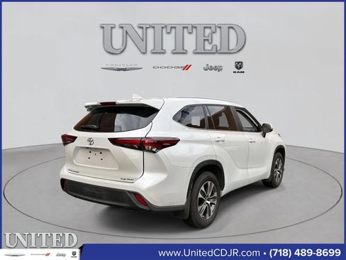 Used 2024 Toyota Highlander XLE image 6