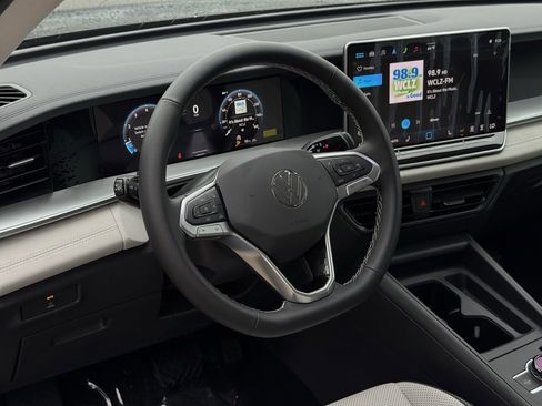 New 2025 Volkswagen Tiguan SE image 18