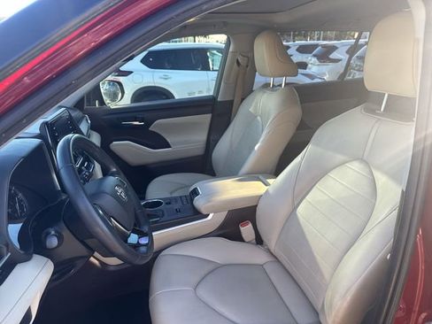 Used 2020 Toyota Highlander XLE image 17