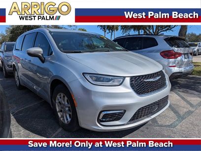 Used 2023 Chrysler Pacifica Touring-L