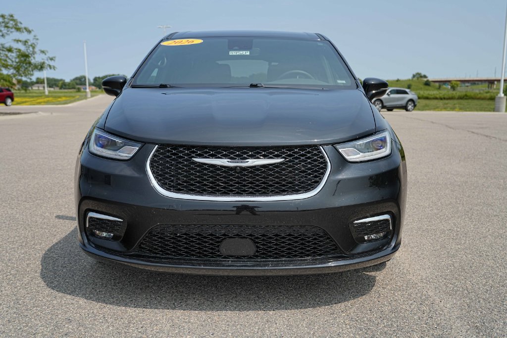 Used 2026 Chrysler Pacifica Select FWD image 2