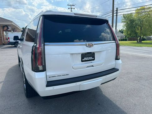 Used 2018 Cadillac Escalade ESV Luxury AWD/4WD image 12