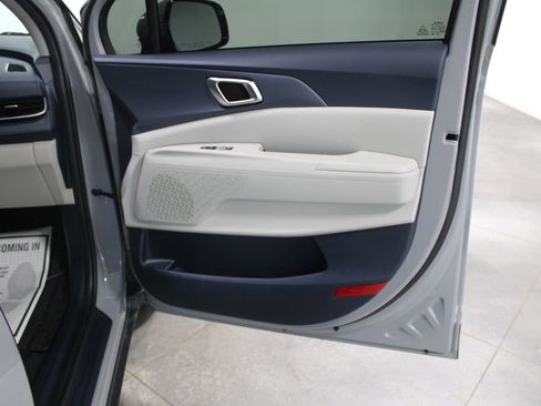 Used 2025 Kia Carnival EX image 32