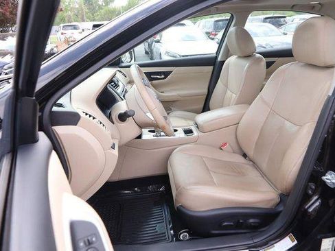 Used 2017 Nissan Altima 2.5 SL w/ Moonroof Package FWD image 9