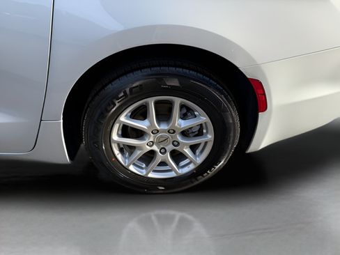 Used 2024 Chrysler Pacifica Touring-L FWD image 25