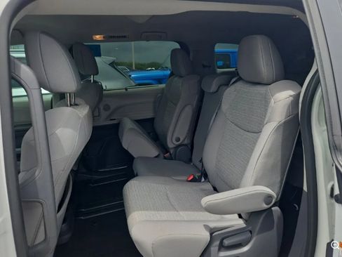 Used 2021 Toyota Sienna LE FWD image 11