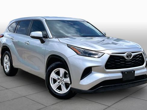 Used 2023 Toyota Highlander L FWD image 3