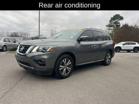 Used 2018 Nissan Pathfinder SV image 3