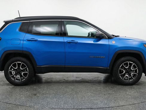 Used 2025 Jeep Compass Trailhawk AWD/4WD image 11