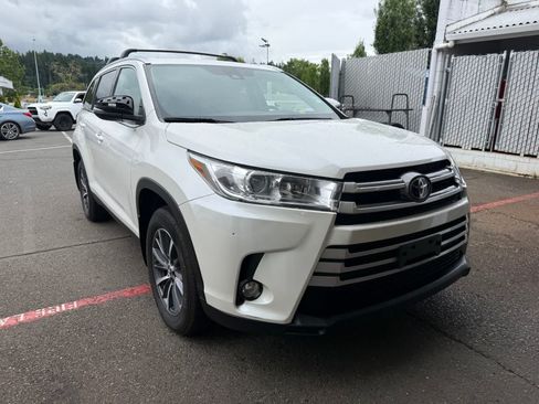 Used 2019 Toyota Highlander XLE AWD/4WD image 4