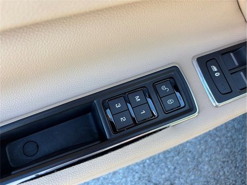 Used 2018 Jaguar XF Premium image 25