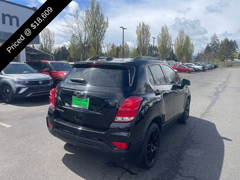 Used 2022 Chevrolet Trax LT w/ Premium Seat Package AWD/4WD image 3