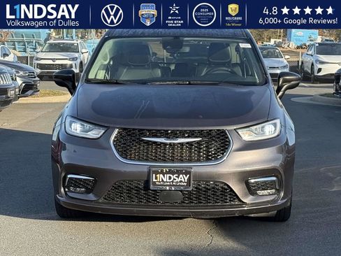 Used 2023 Chrysler Pacifica Touring-L image 2