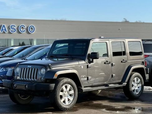 Used 2018 Jeep Wrangler Unlimited Sahara w/ Connectivity Group image 29