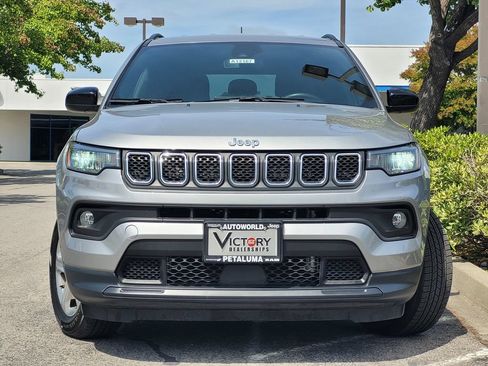 Used 2023 Jeep Compass Latitude AWD/4WD image 2