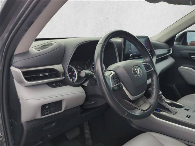 Used 2022 Toyota Highlander XLE FWD image 14