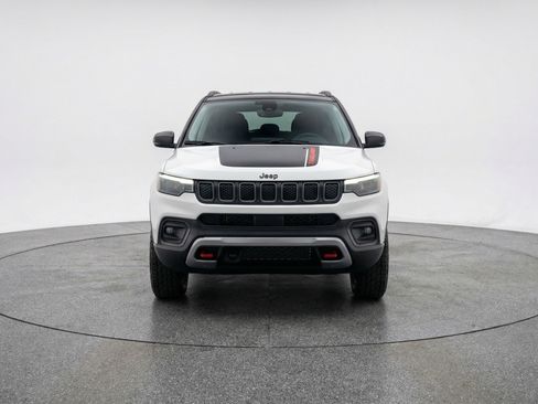 Used 2025 Jeep Compass Trailhawk AWD/4WD image 2