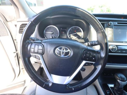 Used 2018 Toyota Highlander XLE AWD/4WD image 18